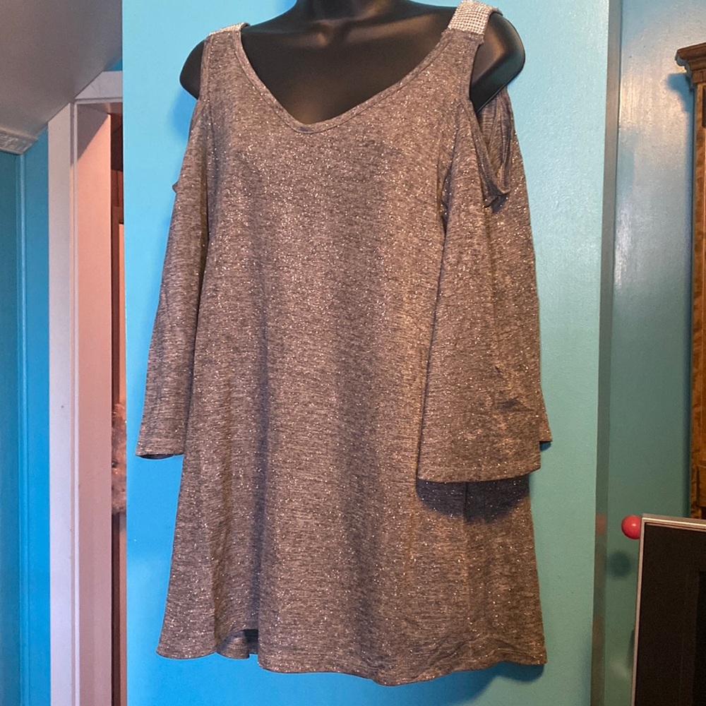NWT. 2 Dye 4 cold shoulder top. Size M